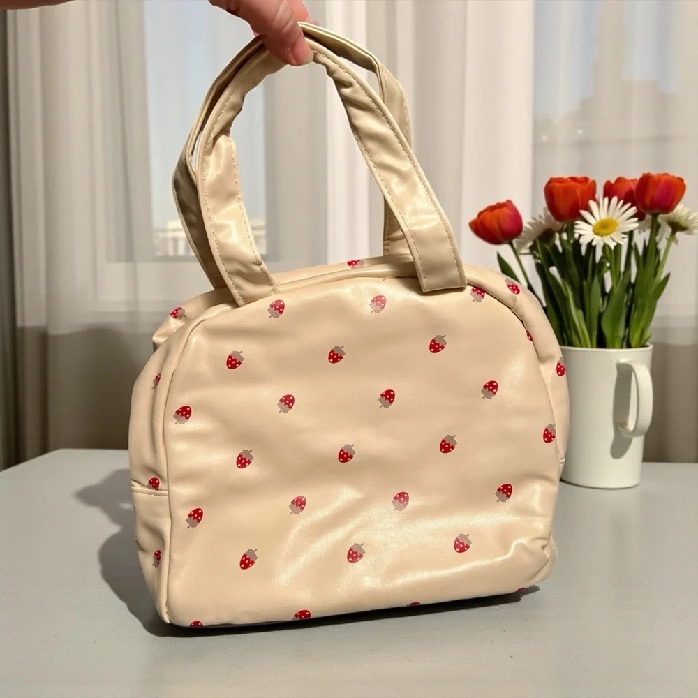 🍓 Berry Chic! Insulated Strawberry Lunch Tote - Picture 2 of 5